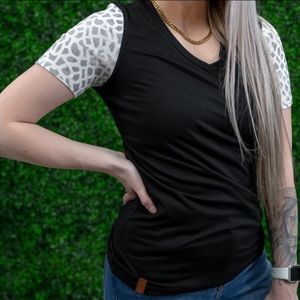 Ampersand Avenue Lulu Tee. Size Large.